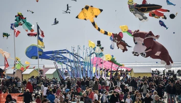 Auto vrazilo vo Francúzsku do ľudí počas festivalu šarkanov, hlásia desať zranených