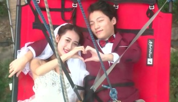 Vzali sa zavesení pod skleneným mostom. Vo výške 180 metrov nad zemou