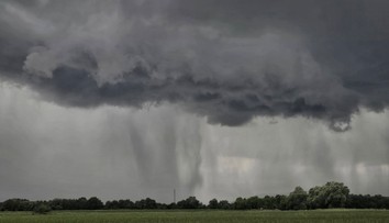 FOTO a VIDEO: Búrky už udreli. Slovensko zahalili desivé mračná