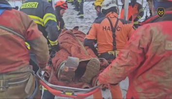 Neuveriteľná záchrana v Česku. V hlbokej a úzkej jaskyni sa zasekol človek, akcia trvala vyše 20 hodín