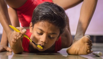 Telo 13-ročného chlapca dosiahlo maximálnu pružnosť. Pozerajte, čo s ním robí