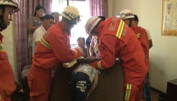 Kuriózna záchranná akcia na juhozápade Číny. Chlapec sa zasekol v gauči