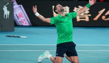 Novak Djokovič zabojuje o rekordný grandslamový titul. Po veľkej dráme postúpil do finále