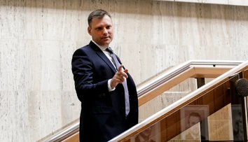 Tarabu pobúrila dúhová vlajka so štátnym znakom. Polícia to odmietla riešiť