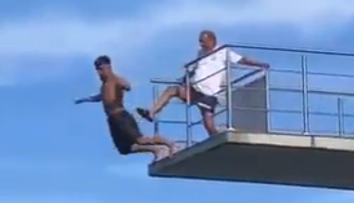 VIDEO: Zábery, ktoré šokovali internet. Plavčík v Rakúsku skopol zo skokanskej veže mladíka
