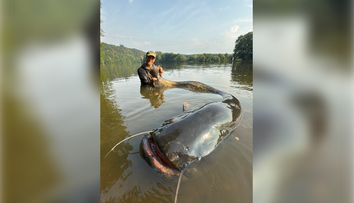 FOTO+VIDEO: Ako to robí? Z vody vytiahol monštruózneho sumca s neuveriteľnou dĺžkou. Vágner prekonal vlastný rekord