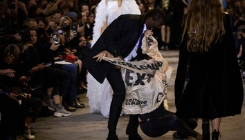 Aktivisti vtrhli na mólo medzi modelky, narušili prehliadku módneho domu Louis Vuitton