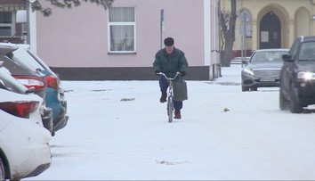 Veľkí odvážlivci v uliciach Piešťan: Šmykľavé cesty skúšali aj cyklisti, schytali štipľavé odkazy
