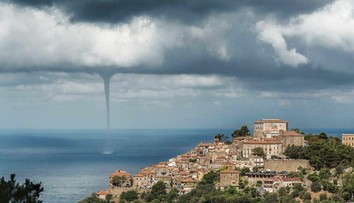 Na talianskej pláži sa podarilo nakrútiť vodné tornádo