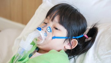 VIDEO: Trojročné dievčatko prišlo do nemocnice s nožom v hlave. Držala matku za ruku a kráčala bez zjavnej paniky