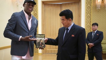 Dennis Rodman v Severnej Kórei daroval Trumpovu knihu Umenie urobiť dohodu