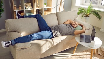 Zaspávate na gauči, no v posteli nie? Odborníčka prezradila, čo v takomto prípade robiť