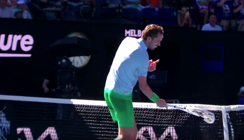 VIDEO: Totálny skrat bývalej svetovej jednotky. Medvedev raketou rozmlátil kameru