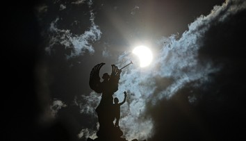 Sviatok pre priaznivcov nebeských úkazov. Zo Slovenska bude možné pozorovať čiastočné zatmenie Slnka