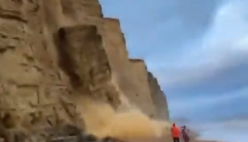 VIDEO: Zábery ako z dramatického filmu. Turisti len o chlp unikli padajúcemu útesu