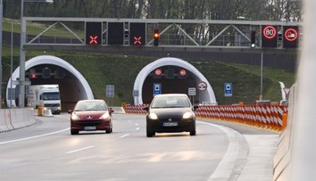 V tuneli Sitina sa zrazili štyri autá, vodiči sa zdržia poriadne dlho