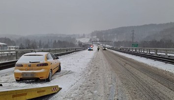 Silné sneženie spôsobilo v Česku dopravný kolaps. Pre početné nehody uzavreli viaceré úseky diaľnic