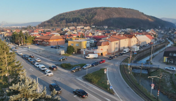 Kolóny áut a neochota vodičov niekoho pustiť. Už 20 rokov sa volá po riešení problémovej križovatky