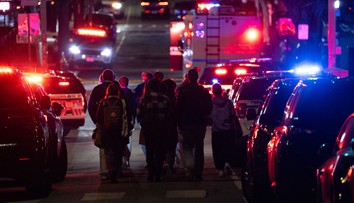 Streľba na univerzite si vyžiadala dve obete a osem ťažko zranených. Po páchateľovi pátrajú