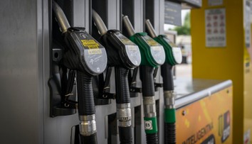 Zahraničné autá budú na Slovensku opäť tankovať drahšie. Štát určil novú cenu nafty