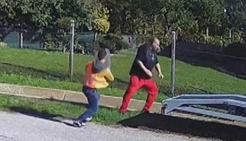 VIDEO: Šialený útok pri Piešťanoch. Skupina falošných cestárov mačetou napadla podnikateľa