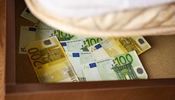 Pod "posteľou" máme ešte schovaných takmer 19 mil. slovenských bankoviek