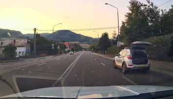 Bežným Slovákom za to hrozí pokuta. Čitatelia sa pýtajú: Prečo policajtom nie? (VIDEO)