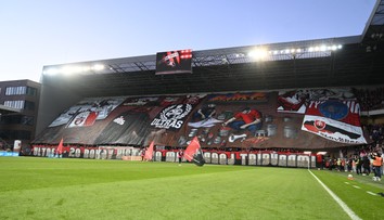 Prečo derby nepískajú arbitri z inej krajiny, pýta sa spíker trnavského kotla. Spartak sa dištancoval od útoku na Weissa