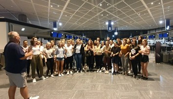 Časť trnavských gymnazistov, ktorí pre tajfún uviazli v Tokiu, už je doma