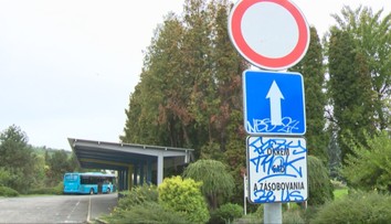 Zničili autobusovú zastávku a narobili aj ďalšie veľké škody. Mesto na juhu Slovenska trápia vandali