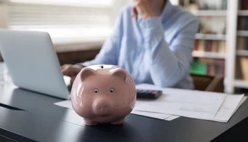 Sama prišla o úspory, potom začala klamať iným. Seniorka má vrátiť takmer 1,5 milióna