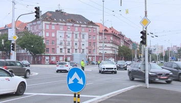 Počas kolapsu na najväčších svetelných križovatkách v Bratislave nevedeli vodiči reagovať
