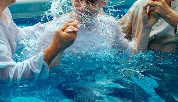 Vatikán oznámil, že transrodoví katolíci môžu byť pokrstení pod jednou podmienkou