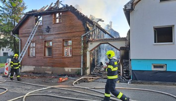 FOTO: Oheň zachvátil tri domy vo Veľkom Slavkove. O strechu nad hlavou prišla rodina so siedmimi deťmi