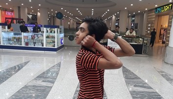 Neuveriteľná schopnosť mladého chlapca: Hlavu si vie otočiť o 180 stupňov