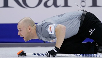 VIDEO: Na mol opití curleri lámali metly a hrubo nadávali, museli ich vylúčiť z turnaja