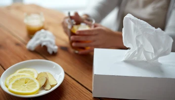 Začína vás škriabať v hrdle? Lekár radí, čo skutočne pomôže. Samotný čaj či zázvor nestačia