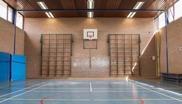 „A teraz sa môžeš ísť sťažovať za obťažovanie.“ Študentky prehovorili o praktikách učiteľa