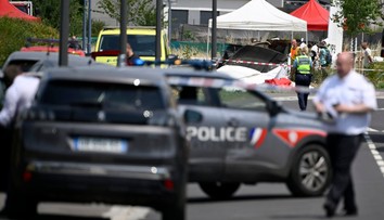 Letecké nešťastie vo Francúzsku: Po páde lietadla v obci Tomblaine zahynulo 11 ľudí