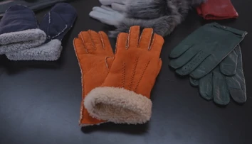 Remeslo, ktoré mizne. Táto žena šije rukavice ako „druhú kožu“