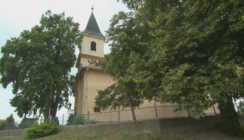 Vyťať či nevyťať? Spor o storočné lipy vedľa kostola rozdelil ľudí v obci pri Nitre