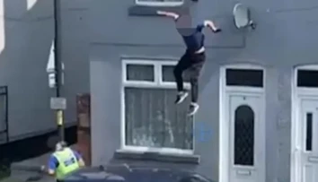 VIDEO: Útek mu nevyšiel. Podozrivý sa chcel pred policajtmi ukryť na streche, následne z nej spadol