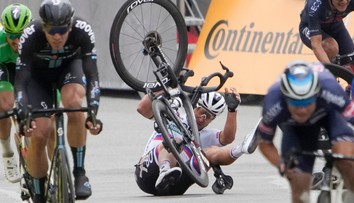 VIDEO: Čo spôsobilo kolíziu, po ktorej Sagan skončil na ceste? Tento detail si všimol málokto