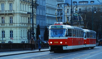 Električka zrazila 12-ročné dievča so slúchadlami. Zasahovali všetky záchranné zložky