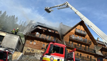 OBRAZOM: Na Kysuciach horel známy hotel Marlene. Ľudí evakuovali a požiar lokalizovali