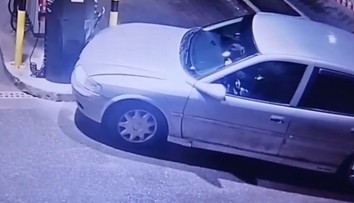 VIDEO: „Pat a Mat“ na pumpe. Havaroval opitý vodič, vystriedal ho rovnako opitý spolujazdec