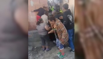 Po napadnutí policajtov v osade pri Sabinove padli obvinenia. Miestni tvrdia, že sa zranili náhodne