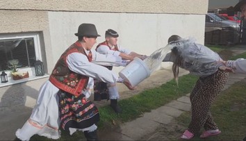 Takto vyzerá pravá šibačka na Podpoľaní. Mládenci vyrazili do ulíc už za úsvitu