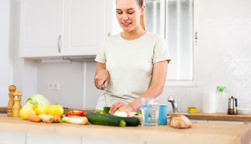 Zdravá večera za 18 eur pre štyroch? Lekárka varí rýchle jedlá, ktoré prospievajú aj črevám