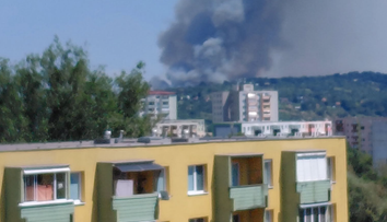 Obrovské plamene pri Leviciach. Požiar zachvátil pole neďaleko známeho kúpaliska